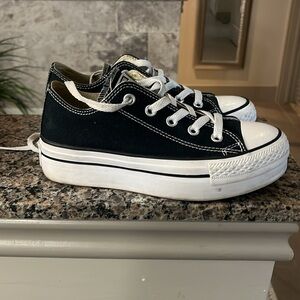 Platform Converse. Navy color. Size 6